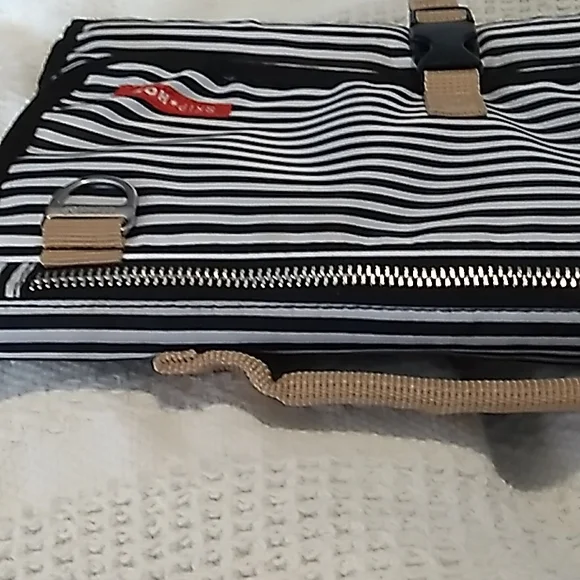 Skip HOP Baby changing pad with diaper and wipes holder. Has clip to attach to - Picture 8 of 9